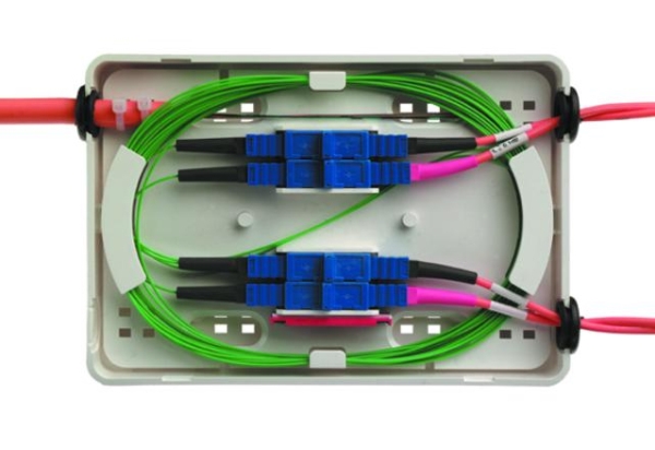 Telegärtner Micro splice box, 4 x SC duplex kobling med keramisk muffe, kan monteres på væggen, i det hævede gulv og i - 1 stk (H02050A0109)