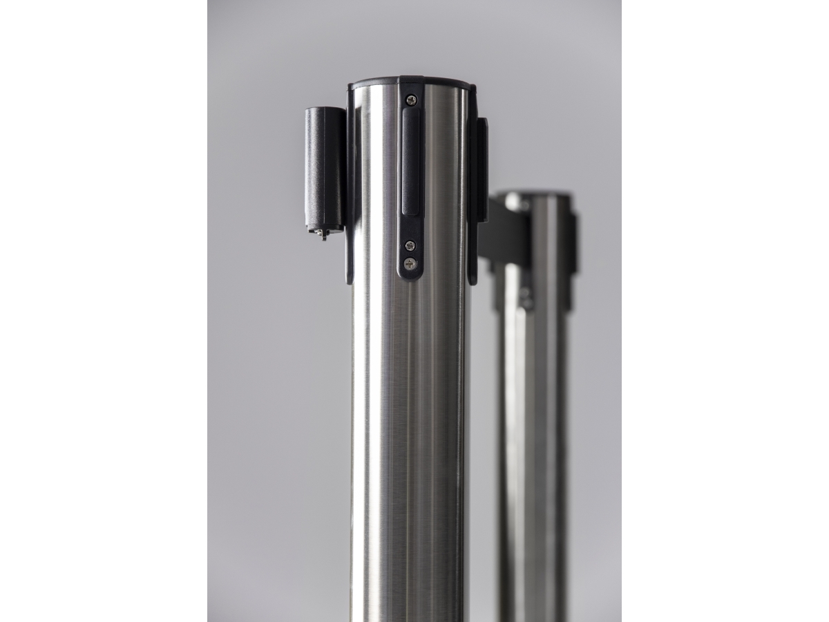 Securit® BUDGET RETRACTABLE afspærringssæt, 2 stolper med fod/base og 2 m sort udtræk, krom