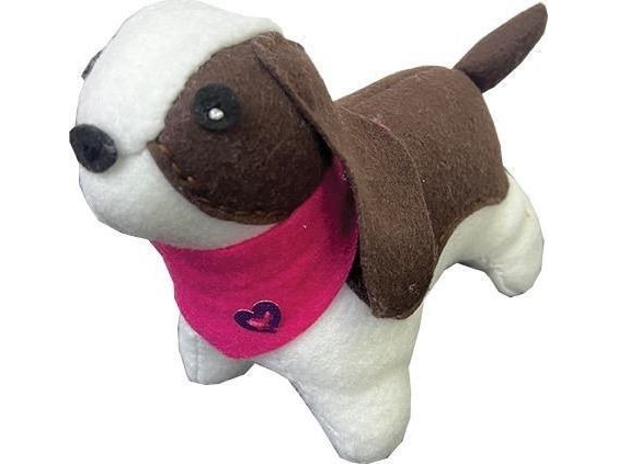 Plysset hundemascot i lapper – filtet strik