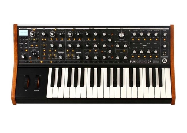 MOOG SUBsequent 37 - Analoginen syntetisaattori