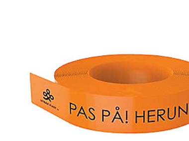 Markeringsbånd orange 25x0,3mm - rll. á 250m. Tekst: PAS PÅ! HERUNDER LYSLEDER | EL Artiklar - Andra EL - Märkutrustning | GameStuff