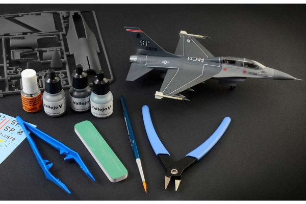 ITALERI 1:72 Complete modeling set F-16 C/D Night Falcon