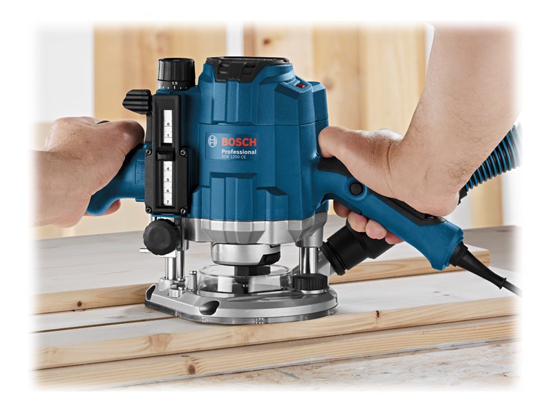Bosch fr&auml;smaskin/&ouml;verfr&auml;s GOF 1250 CE (kartong)