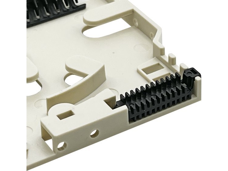 Alantec Fiberoptiskt skarvtråg med hållare för 12 skarvar och fiberavskiljare vid utgången ALANTEC | Datortillbehör - Nätverk - Kopplingspanel | GameStuff