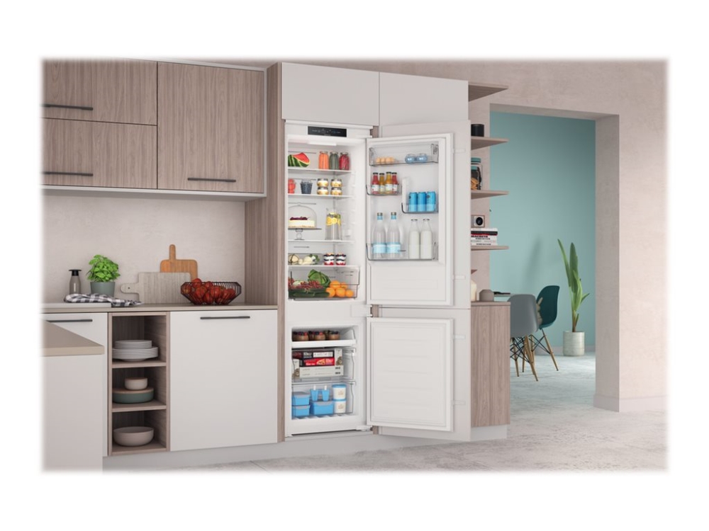 Indesit INC18 T311 - Køleskab/fryser - bund-fryser - til indbygning - niche - bredde: 56 cm - dybde: 55 cm - højde: 177.6 cm - 250 liter - Klasse F - hvid