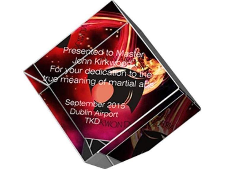 Victoria Sport Glass-trofæ graveret med LuxorJet-farvetryk + farvefyldning