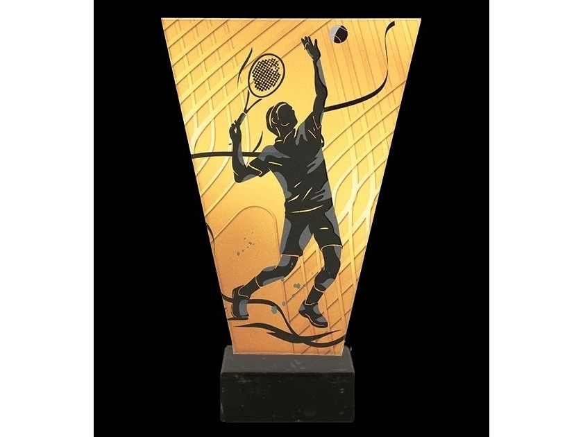 Victoria Sport Monokrom glastrofæ på marmorsokkel - MANDEN FÅR TENISSE