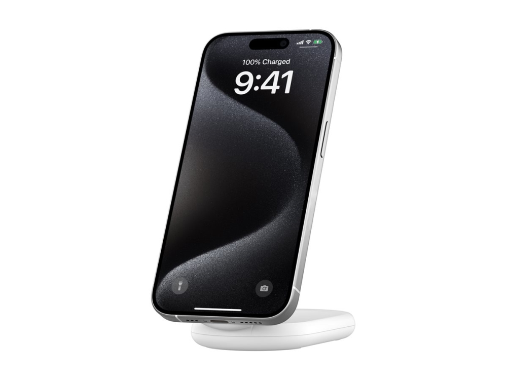 Belkin BoostCharge - Trådløs opladningsstander - magnetisk, foldbar, med Qi2 + AC-strømadapter - 15 Watt - 3 A - Fast Charge, Power Delivery 3.1 - hvid