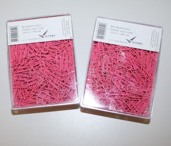 Victory Office Product rundspetsade nålar 28 mm VICTORY OFFICE PRODUCTS 6028KP800-095 neonrosa metallbelagda i plastförpackning 800 st | Kontorsmaterial - Kontorstillbehör - Papper clips | GameStuff