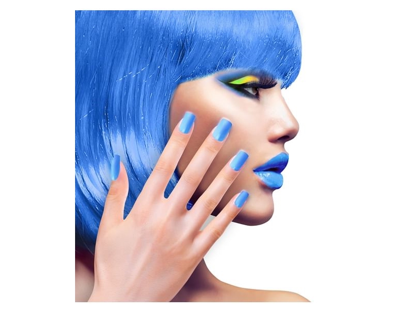 Neonblaue Nägel