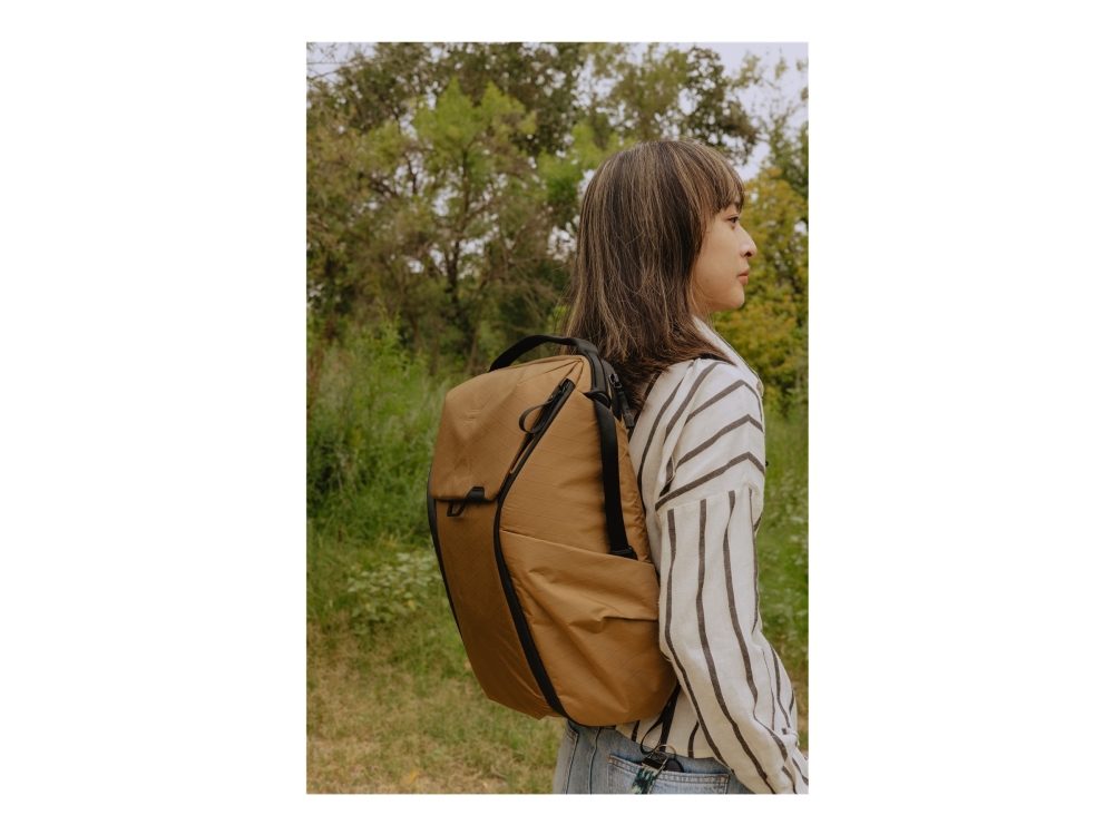 Peak Design Everyday v2 - Ryggsäck för digitalkamera med objektiv/bärbar dator/stativ - 400D nylonduk, eloxerad aluminium, glasförstärkt nylon, Coyote X-Pac VX-21 Ocean Edition tyg - coyote - 16 | Foto och video - Väskor - Kompakt | GameStuff