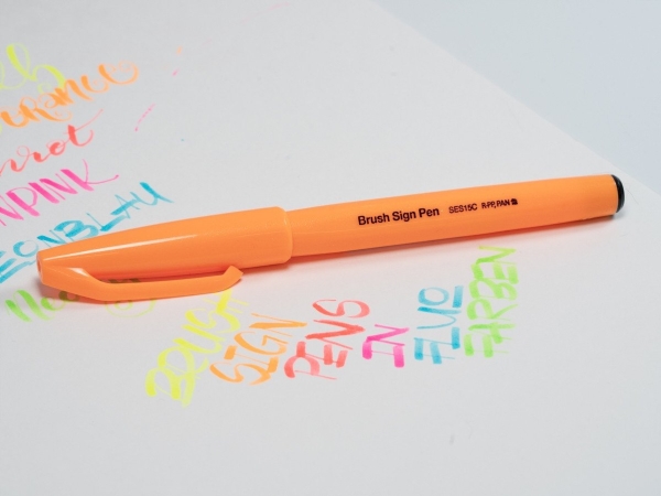 Pentelarts Faserschreiber Brush Sign Pen Ses15, Neonorange Kalligrafiestift Mit Flexibler Pinselspitze, Strichstärke: - 1 Stück (Ses15c-Ffx)