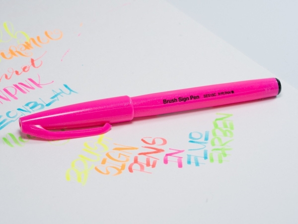PentelArts Fiberpen Brush Sign Pen SES15 neonpink kalligrafipenn med fleksibel penselspids stregtykkelse: - 1 stk (SES15C-FPX)