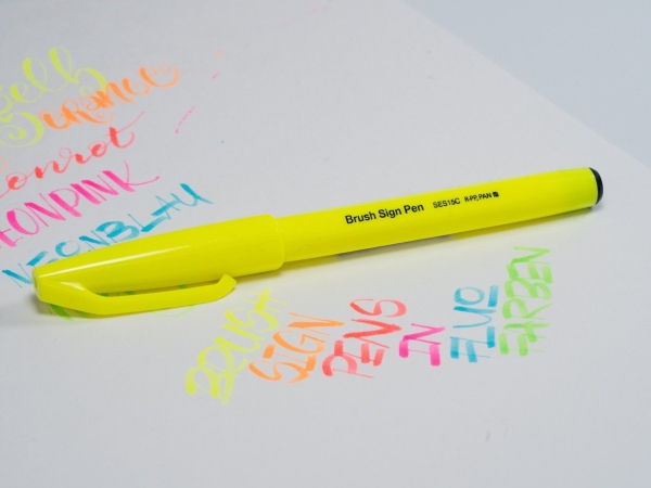 Pentelarts Faserschreiber Brush Sign Pen Ses15, Neongelb Kalligrafiestift Mit Flexibler Pinselspitze, Strichstärke: - 1 Stück (Ses15c-Fgx)