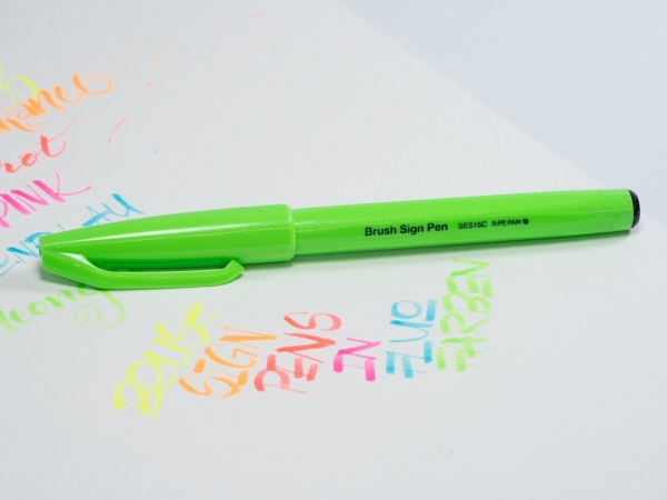 Pentelarts Penselpen Brush Sign Pen Ses15, Neon-Grøn Kalligrafipenne, Fleksibel Børstespids, Stregtykkelse (Ses15c-Fkx)