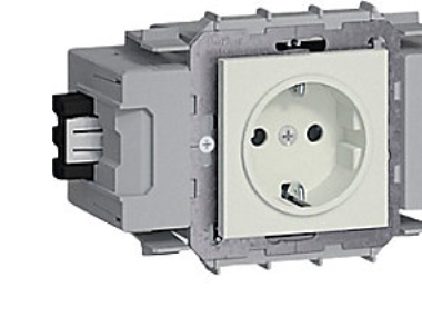 Uttag Ecoline 1xSchuko - frontmonterat RAL 9016, vit | Lauritz Knudsen - LK FUGA - Strömbrytare & Kontaktdon | GameStuff