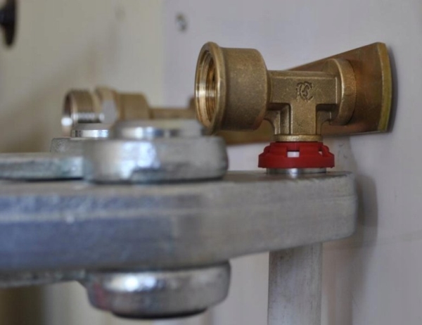 Capricorn flad batteriskinne med afstand 100 mm vinkel messing 1/2x15 (20 stk) – 9-4470-100-12-33-13