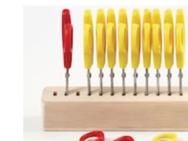 Sakseholder med 12 sakse | Kontorsmaterial - Skärverktyg - Sax | GameStuff