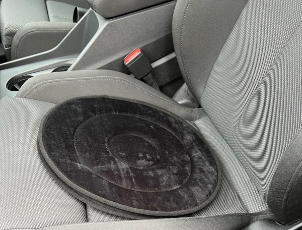 Kääntyvä istuin autoon