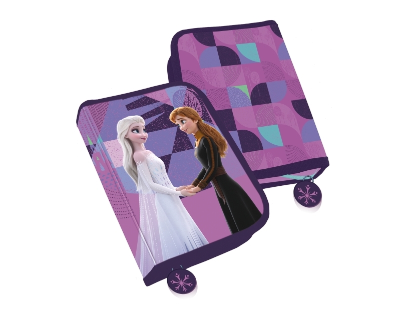 FROZEN Fylld enkel däckare pennfodral, 300D rik nylon, 20 x 12,8 x 3 cm. Innehåll: 8 triangulära vässade färgpennor, 1 triangulär vässad penna, pennvässare, 15 cm linjal, 1 stor suddgummi 13 x 4,5 x 1 cm. Förpackad stängd/dragkedja i polybag. | Skola & Hobby - Till skolväskan - Pennfodral | GameStuff