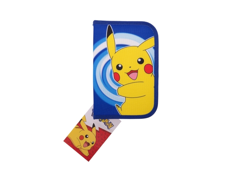 POKÉMON Fylld enkel däckare pennfodral, 300D rik nylon, 20 x 12,8 x 3 cm. Innehåll: 8 triangulära vässade färgpennor, 1 triangulär vässad penna, pennvässare, 15 cm linjal, 1 stor suddgummi 13 x 4,5 x 1 cm. Förpackad stängd/blixtlåsförsedd i polybag. | Andra leksaksmärken - Pokémon | GameStuff