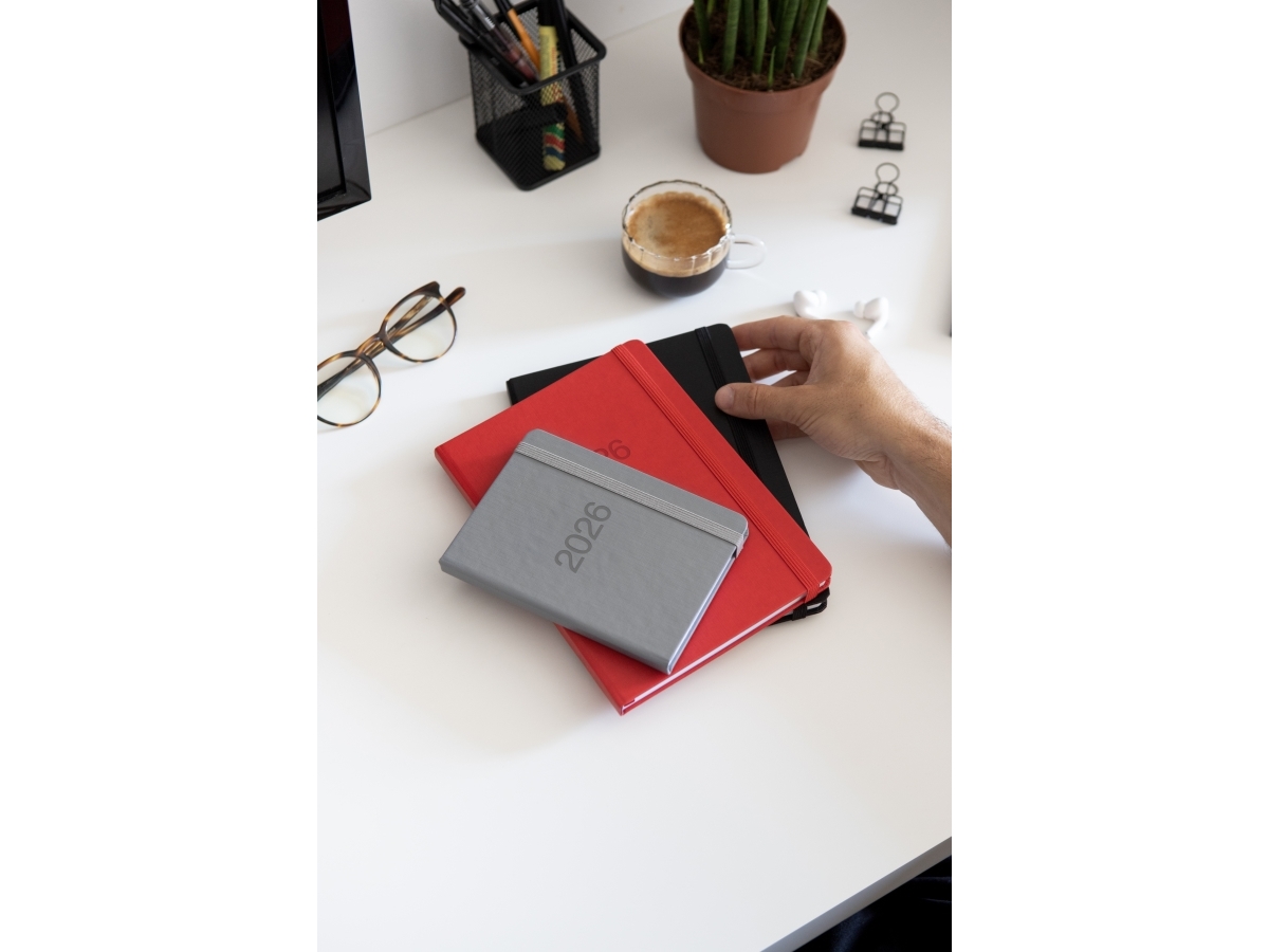 Muistio A6 2026 Viikko per Spread Punainen