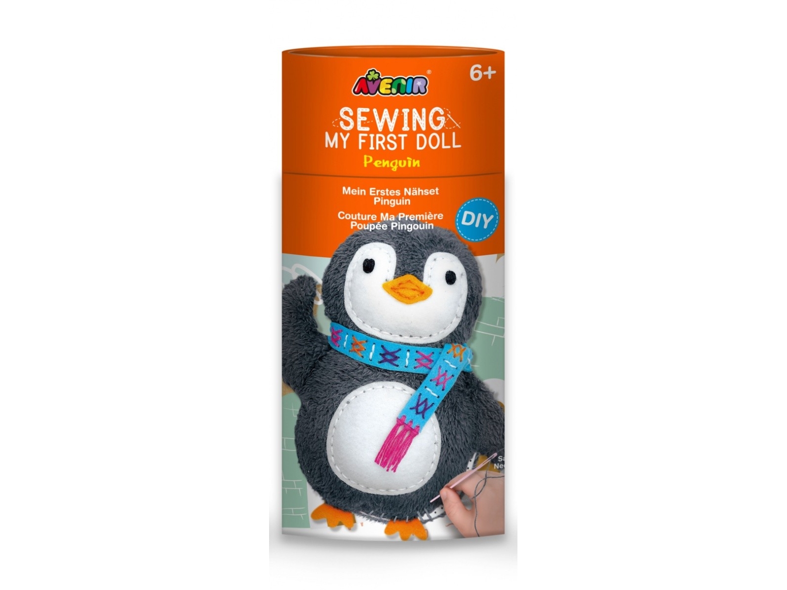 Russell Näht Eine Pinguin-Puppe