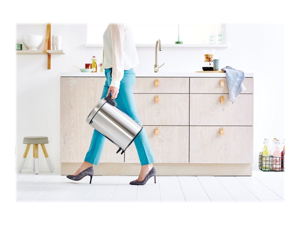 Pedalspand Brabantia Newlcon 12 ltr. stål mat sort | Köksutrustning - Hushålls tillbehör - Sopsortering | GameStuff