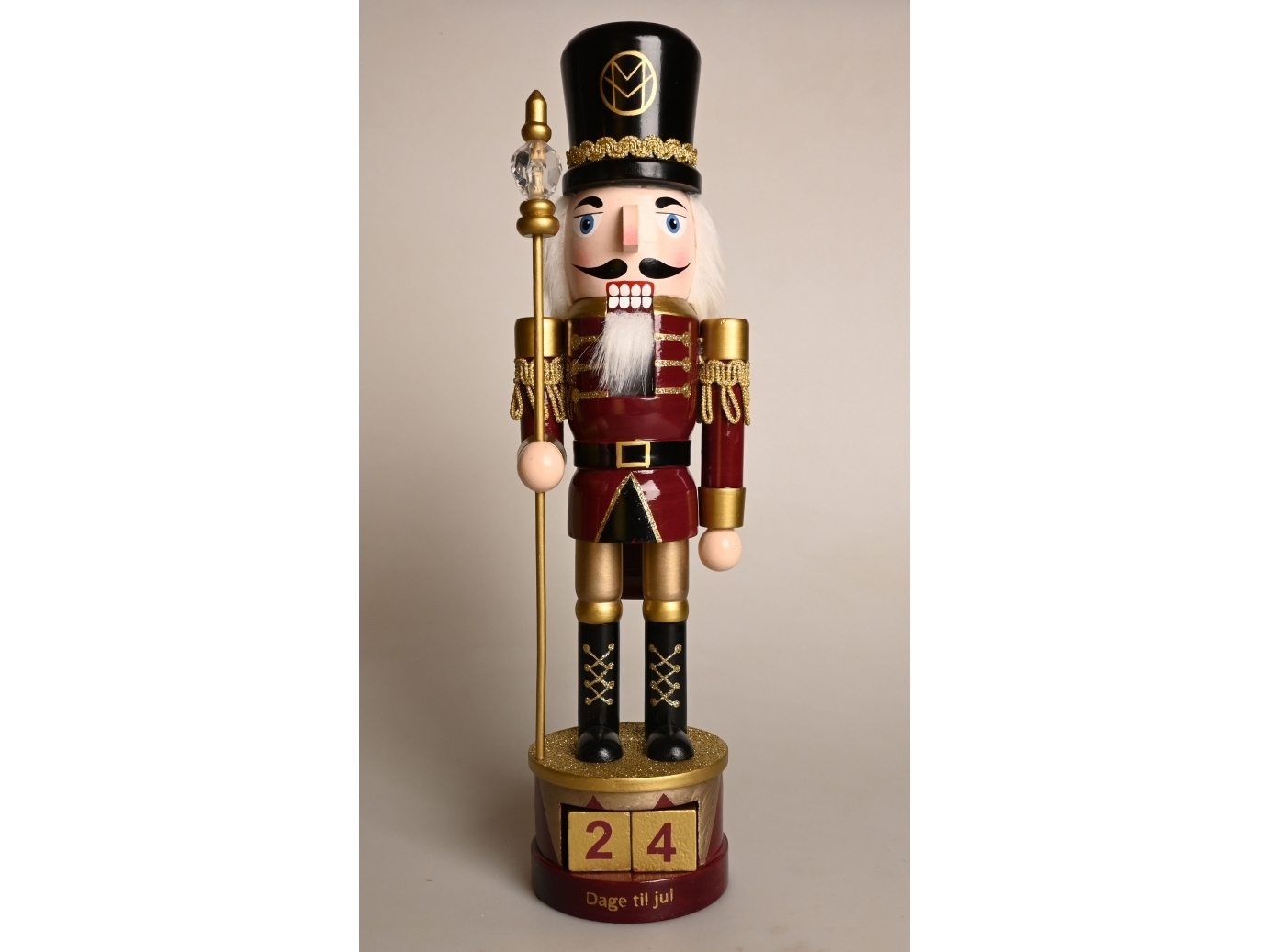 Det Gamle Apotek Mascha vang nötknäppare med 2 kuber, h 38cm, b 10cm, dia 9,5cm, 1/låda, röd | N - A | GameStuff