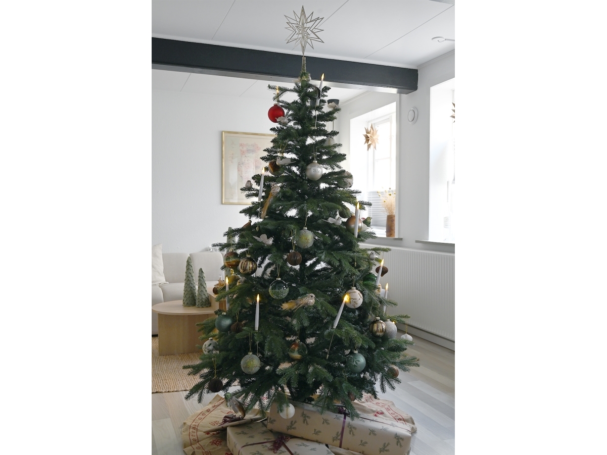 Det Gamle Apotek Kunstigt juletræ m. afstivet top, h 180cm, dia. 122cm, grøn, indendørs, pe/pvc,