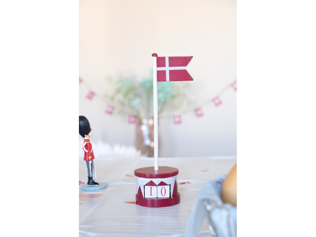 Det Gamle Apotek Flagga med 3 kuber, h 23cm, dia 7cm, 1/låda, röd, g, 1/färgbx | N - A | GameStuff