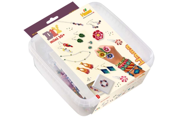 Hama minihelmet ja nuppilautaset ammeessa, koruja