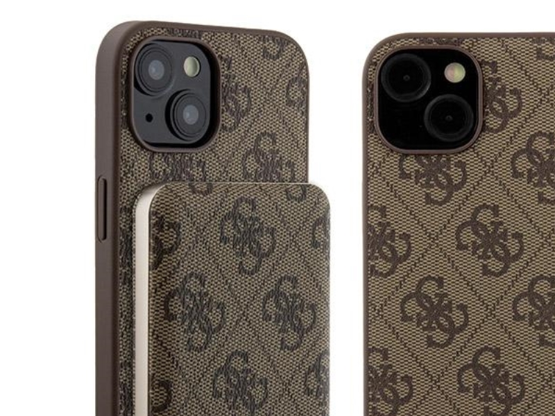 Guess 4G Metal Logo-Cover Sæt Til Iphone 15 + 5000Mah Magsafe Powerbank - Brun
