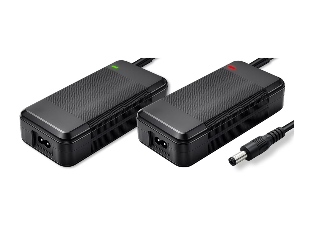 Qoltec - Strömadapter - for e-bike, electric scooter, 36 V, 42 V, 5.5 x 2.1 + power cable - AC 220-240 V - 168 watt - svart