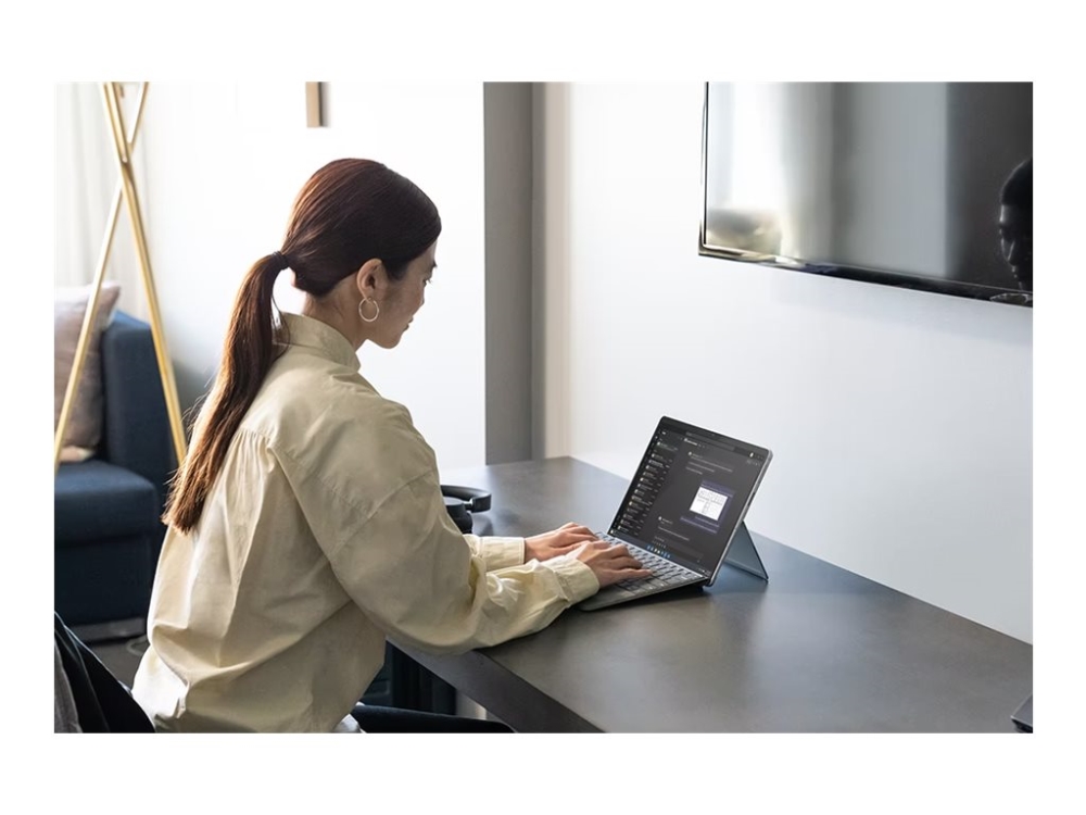 Microsoft Surface Pro Signature Keyboard - Tastatur - Med Trackpad, Accelerometer, Surface Slim Pen 2 Opbevaring Og Opladningsbakke - Qwerty - Intern