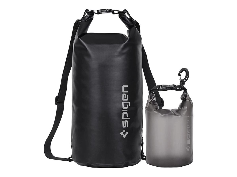 Spigen Aqua Shield A630 - Beskyttende vandtæt etui til mobiltelefon - sort, opak - med Spigen AquaShield A630 Waterproof Dry Bag Translucent (2L) (pakke med 2)