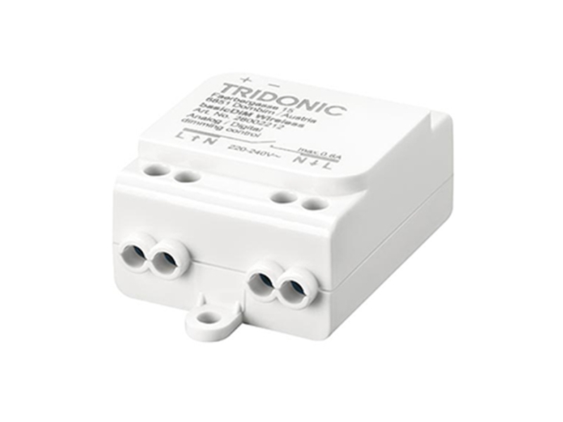 Casambi kompatibel universelt DALI/1-10V modul med indbygget DALI strømforsyning og relæ udgang for 230V styring af EL-apparater.