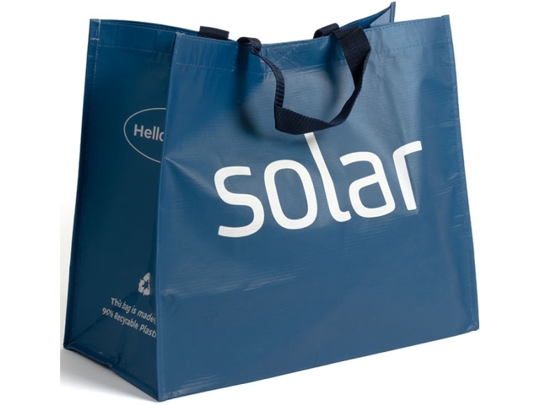 Bag made of 90% recycled plastic.