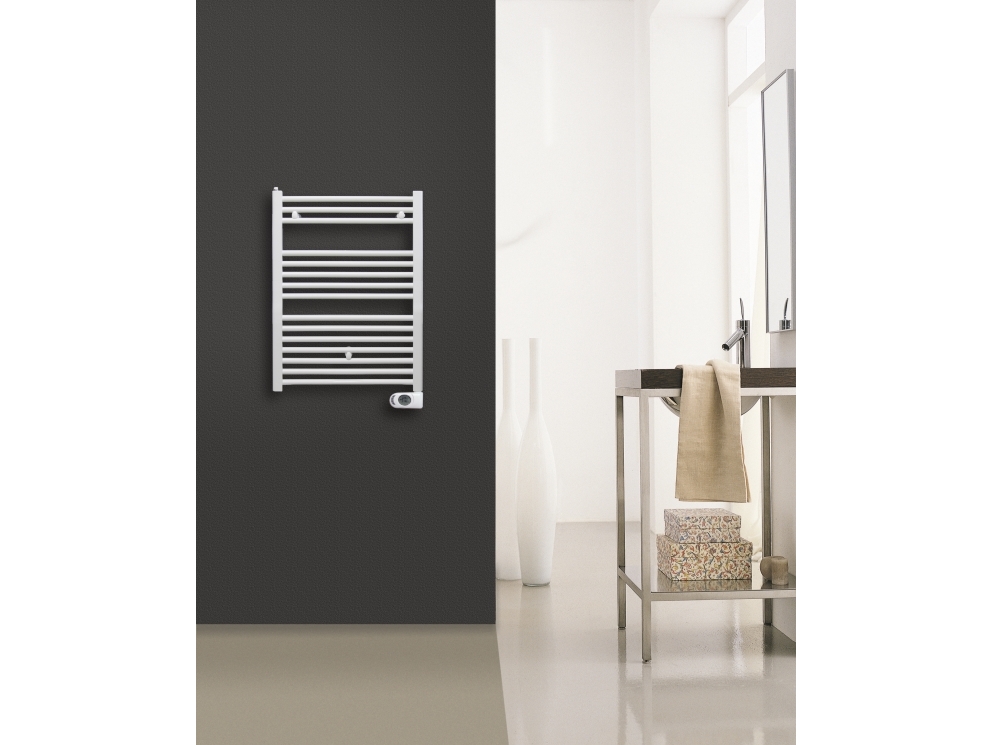 Csslr Plus elektrisk håndklæde radiator 800 x 500mm (H x W) 400 Watt, Hvid RAL9016. Udstyret med avanceret digital (ur) termostat