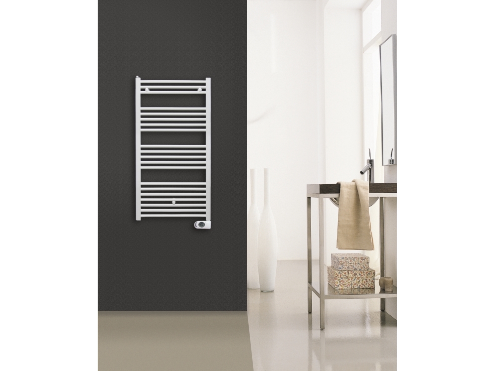 Csslr Plus elektrisk håndklæde radiator 1200 x 500mm (H x W) 600 Watt, Hvid RAL9016. Udstyret med avanceret digital (ur) termostat