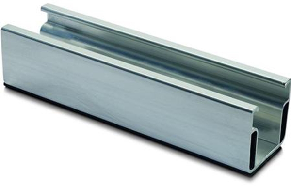 Novotegra Kortprofil C47 med EPDM, L= 385 mm med 5,2 mm diameter perforering.