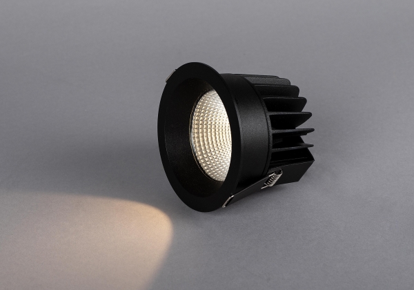 Solo Mini G2 LED-downlight Sort 3000K, 1080 lm, Ra>85, SDCM3, 15W, IP54, klart dækglas. Fasedæmpbar driver inkluderet