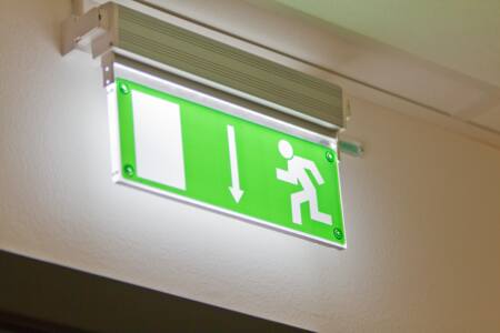 ONE WAY LED til central forsyning, tilsluttet backup strømforsyning. Læseafstand 20m, piktogram pil ned/venstre/højre inkluderet.