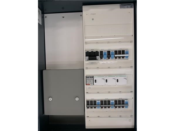 ABB PK48 tændskab inkl. gadelysstyring og SPD, forberedt til Multiguard/Amplex/Slave. Leveres med målerramme for stikbenstilslutning