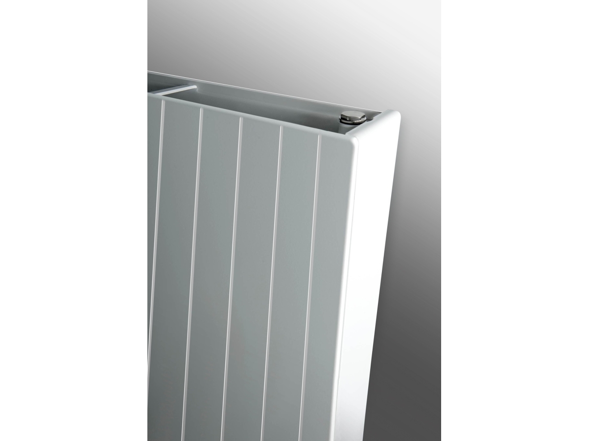 THERMRAD  VERTI LINE  designradiator med plan lodret profileret front. 22-2000-600. 70/40/20 1192W 60/30/20 661W. 75/65/20° 2263W
