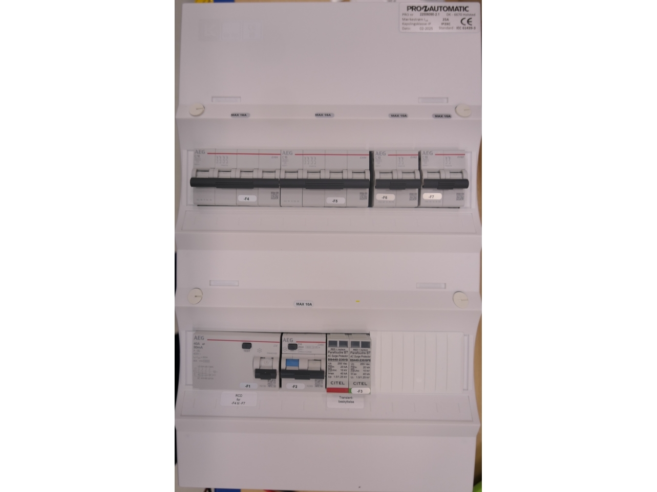 Gruppetavle færdigmonteret UG12 Hvid, 1xHPFI 40A 30mA, 2xC10 2P, 1xC10A/30mA, 2xC16 4P, 1xTransient
