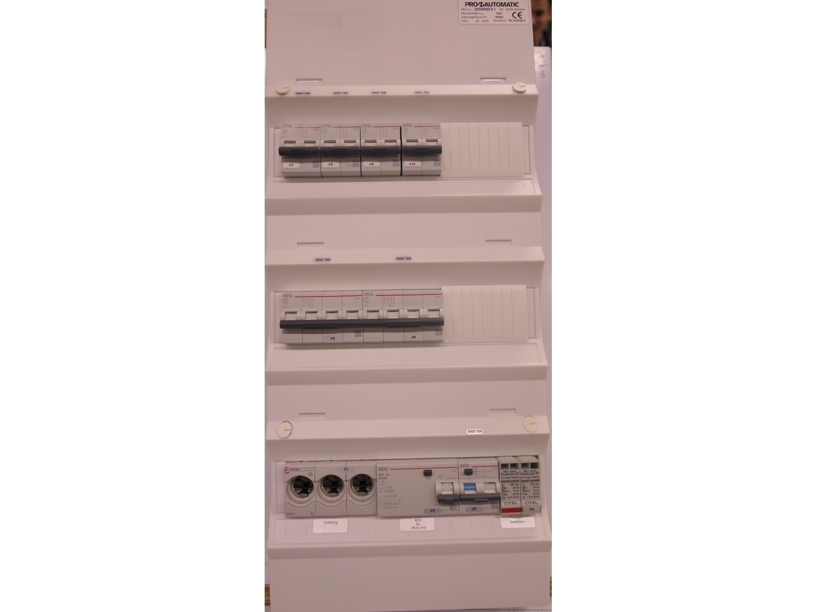 Gruppetavle færdigmonteret UG18 Hvid, 1xD02, 1xHPFI 40A 30mA, 4xC10 2P, 1xC10A/30mA, 2xC16 4P, 1xTransient