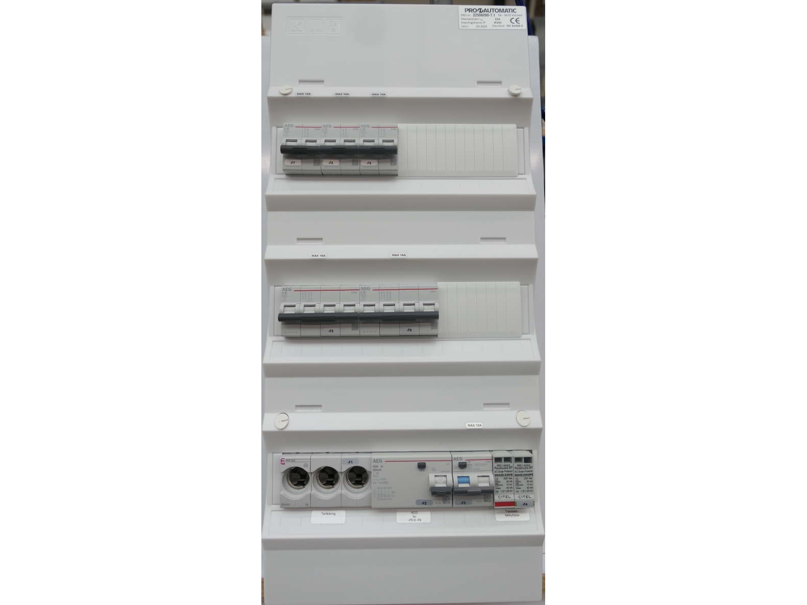 Gruppetavle færdigmonteret UG18 Hvid, 1xD02, 1xHPFI 40A 30mA, 3xC10 2P, 1xC10A/30mA, 2xC16 4P, 1xTransient