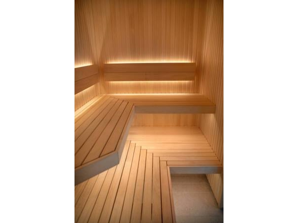 LED-remsa Heatstrip 24 V IP67 2700 K 2 x 2,5 m, 120°, 750 lm/W, 8 W/m. Livslängd L70 35 000 h, Ta 125 °C. Levereras i längder om 2 x 2,5 m.