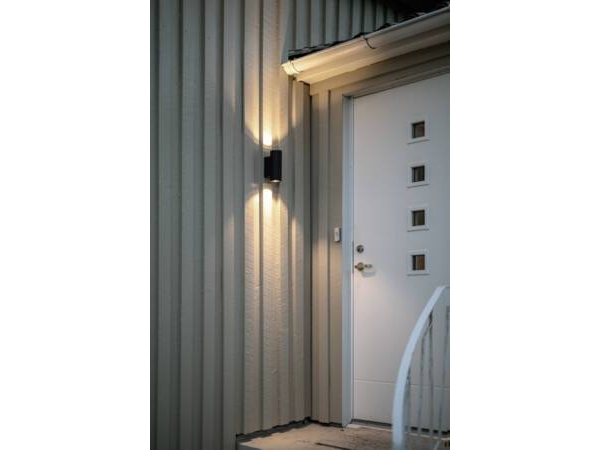 Fasadarmatur Milo G2 M II Vit, DIP-Kelvin 3000K/4000K, 760–1000 lm, spridningsvinkel 30°, 8–10 W, IP65, IK06. Fasdämpning (bakkant).